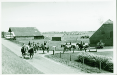 NVL-61 Nieuwvliet, Uitrijden Manege Riemens. Ruiters op manege Riemens aan de Baanstpoldersedijk te Nieuwvliet