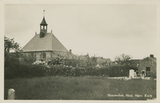NVL-P-61 Nieuwvliet, Ned. Herv. Kerk. De Nederlandse Hervormde kerk aan de Dorpsstraat te Nieuwvliet met rechts de ...