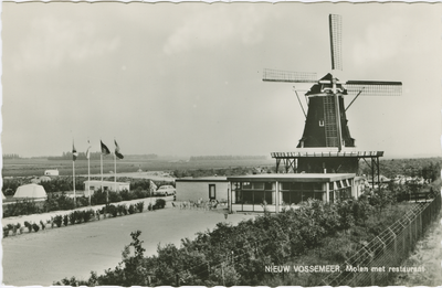 NVM-P-26 Nieuw Vossemeer, Molen met restaurant. De molen Assumburg met restaurant Mattenburg aan de Veerweg te ...