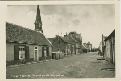 NVM-P-36 Nieuw Vosmeer, Gezicht op de Achterstraat. De Achterstraat met de toren van de Rooms-katholieke kerk te ...