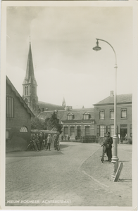 NVM-P-37 Nieuw-Vosmeer, Achterstraat. De Achterstraat met zicht op de Rooms-katholieke kerk te Nieuw-Vossemeer