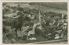 NVM-P-5 Luchtfoto Nieuw Vossemeer. De Rooms-katholieke Johannes de Doperkerk te Nieuw-Vossemeer vanuit de lucht