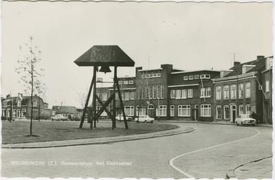 NWD-P-10 Nieuwerkerk (Z.), Gemeentehuis met Klokkestoel. Het Gemeentehuis en de klokkenstoel aan de Kerkring te Nieuwerkerk