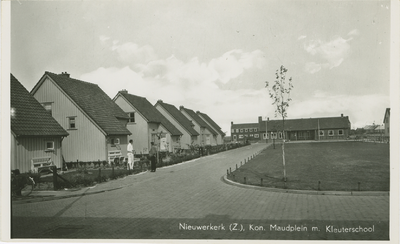 NWD-P-22 Nieuwerkerk (Z.), Kon. Maudplein m. Kleuterschool. Het Koningin Maudplein met kleuterschool te Nieuwerkerk