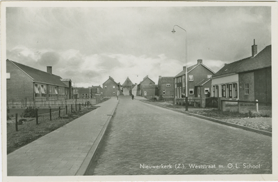 NWD-P-36 Nieuwerkerk (Z.), Weststraat m. O.L. School. De Weststraat met de Openbare Lagere School te Nieuwerkerk