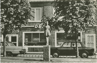 OBG-P-10 Oostburg, Danseresje. Standbeeld Danseresje op het Raadhuisplein te Oostburg