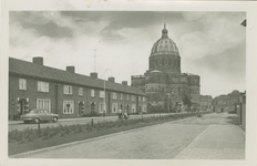 ODB-12 Oudenbosch, Julianalaan met achteraanzicht Basiliek. De Julianalaan met achteraanzicht van de Basiliek Sint ...