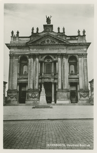 ODB-P-2 Oudenbosch, Voorfront Basiliek. Voorzijde van de Basiliek van den Heiligen Agatha en Barbara aan de Markt te ...