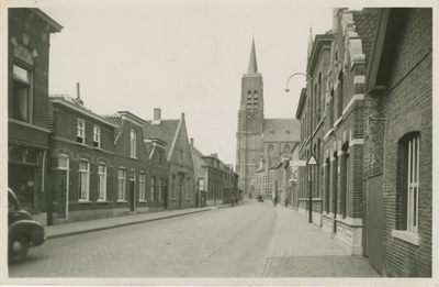 OGT-10 Oud Gastel, Kerkstraat. De Kerkstraat met zicht op de Rooms-katholieke H. Laurentius kerk en rechts Harmoniezaal ...