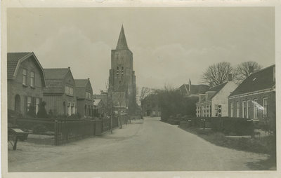 OKP-24 Oostkapelle, Domburgseweg. De Domburgseweg te Oostkapelle met de toren van de Nederlandse Hervormde kerk en het ...