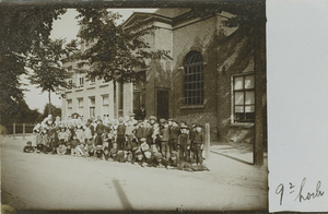 OKP-5 De Openbare school met schoolkinderen aan de Dorpsstraat te Oostkapelle