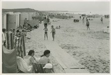 OKP-66 Oostkapelle, Strandgezicht. Het strand met strandhokjes bij Oostkapelle