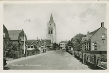 OKP-P-57 Oostkapelle, Domburgseweg. De Domburgseweg te Oostkapelle met de toren van de Nederlandse Hervormde kerk