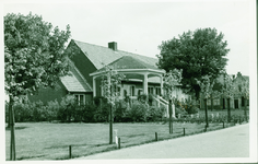 OUW-4 Ouwerkerk, School. School en muziektent aan de Ring te Ouwerkerk