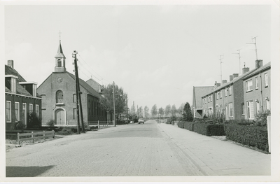 OVM-33 Oud-Vossemeer, Dorpsweg. De Dorpsweg met de Rooms-katholieke kerk te Oud-Vossemeer