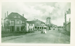 OWS-18 Oost- en West-Souburg, Kanaalstraat. De Kanaalstraat met molen De Pere te Oost-Souburg