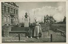 OWS-P-8 Souburg, Standbeeld Louwerse. Twee vrouwen in klederdracht bij het borstbeeld van de onderwijzer Pieter ...