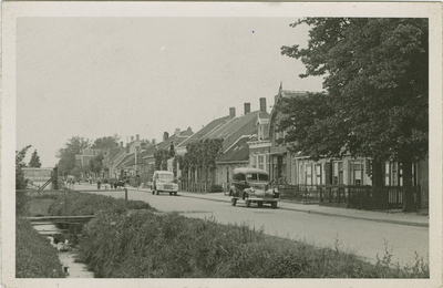 RIB-61 Rilland-Bath, Voorstraat. De Voorstraat (thans Hoofdweg) te Rilland-Bath met rechts een auto met kenteken K-3433 ...