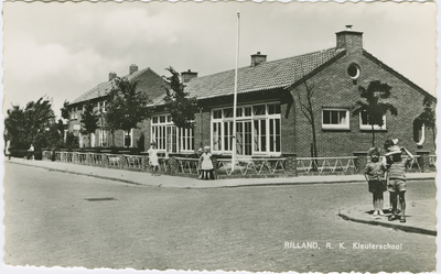 RIB-P-35 Rilland, R.K. Kleuterschool. De Rooms-katholieke kleuterschool te Rilland-Bath