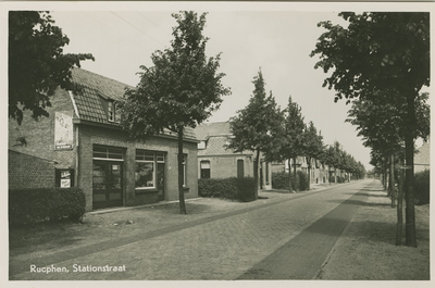 RUC-P-3 Rucphen, Stationstraat. De Sint Martinusstraat te Rucphen, ook wel 'de Stationsstraat' genoemd, ter hoogte van ...