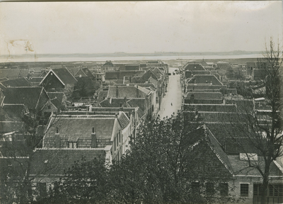 SAL-41 Voorstraat St, Annaland. De Voorstraat te Sint Annaland gezien vanaf de toren van de Nederlandse Hervormde kerk