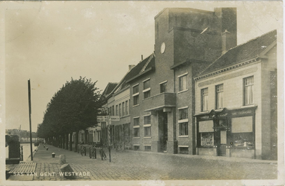 SAS-P-19 Sas van Gent, Westkade. De Westkade (in zuidelijke richting) met op de hoek een slagerij te Sas van Gent