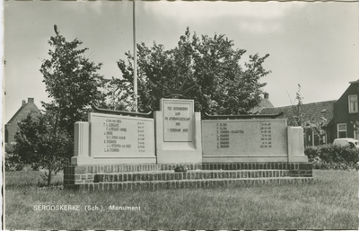 SKS-P-6 Serooskerke (Sch.), Monument. Monument voor de slachtoffers van de Watersnoodramp 1953 aan het Dorpsplein te ...