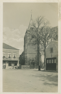 SKW-19 Serooskerke (W.), Dorpsplein. De Nederlandse Hervormde kerk aan de Noordweg te Serooskerke (Walcheren), gezien ...