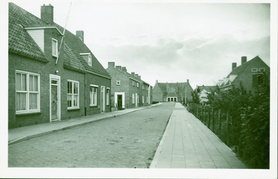 SKW-27 Serooskerke (W.), Burg. Dregmansstraat. De Burgemeester Dregmansstraat te Serooskerke (Walcheren)