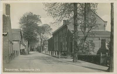 SKW-P-20 Dorpsstraat, Serooskerke (W). De Dorpsstraat (thans Torenstraat) te Serooskerke (Walcheren)
