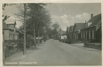 SKW-P-21 Dorpsstraat, Serooskerke (W). De Dorpsstraat (thans Torenstraat) te Serooskerke (Walcheren)