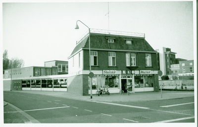 SLK-23 Supermarkt op de hoek Nieuwe Kerkstraat-Baljuwlaan te Sluiskil
