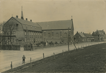 SLK-50 R.K. Kerk, Sluiskil. Het Rooms-katholiek klooster en de Rooms-katholieke kerk aan de Nieuwe Kerkstraat te Sluiskil