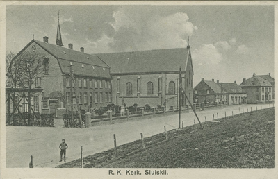 SLK-P-2 R.K. Kerk. Sluiskil.. Het Rooms-katholiek klooster en de Rooms-katholieke kerk aan de Nieuwe Kerkstraat te Sluiskil