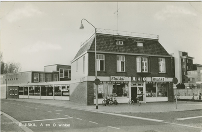 SLK-P-9 Sluiskil, A en O winkel. Supermarkt op de hoek Nieuwe Kerkstraat-Baljuwlaan te Sluiskil
