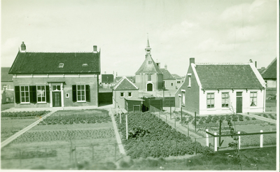 SPL-1 Enkele huizen en de Nederlandse Hervormde Kerk te Sint Philipsland gezien vanaf de Oostdijk