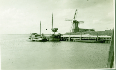 SPL-4 De haven en molen De Hoop aan de Oostdijk te Sint Philipsland