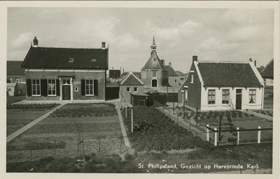 SPL-P-1 St. Philipsland, Gezicht op de Hervormde Kerk. Enkele huizen en de Nederlandse Hervormde Kerk te Sint ...