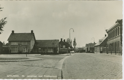 SPR-P-26 Sprundel, St. Janstraat met Postkantoor. De Sint Janstraat met het Postkantoor te Sprundel, rechts de ...