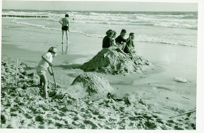 SRD-35 Scharendijke, Groeten uit Scharendijke . Spelende kinderen op het strand bij Scharendijke