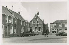 SRP-22 Scherpenisse, Hoge Markt. De Hoge Markt met het Gemeentehuis te Scherpenisse