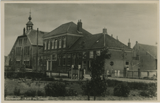 STA-P-4 Stavenisse - Kerk en School. De Poststraat te Stavenisse met de openbare lagere school en daarachter de ...
