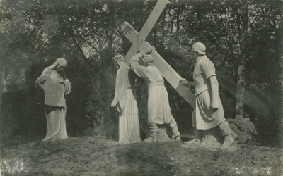 SWB-7 St. Willibrord, Processiepark: 6e Kruiswegstatie - Veronica zuivert met een doek het aanschijn van Jezus. ...