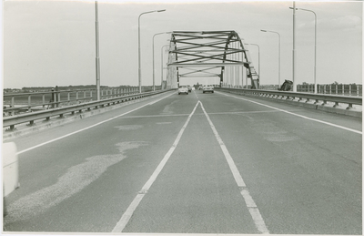 THO-36 Tholen, Brug over de Eendracht. De verkeersbrug over de Eendracht (Schelde-Rijnkanaal) te Tholen