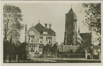 THO-P-18 Villa Nieuw Molenvliet en Ned. Herv. Kerk, Tholen. Villa Nieuw Molenvliet aan de Regentessestraat en de ...