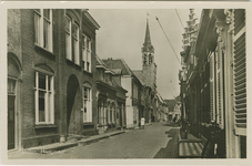 THO-P-27 Tholen, Hoogstraat. De Hoogstraat te Tholen met het Stadhuis