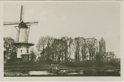 THO-P-3 Groeten uit Tholen. Het bolwerk en de vest te Tholen met molen De Hoop en de toren van de Nederlandse Hervormde ...