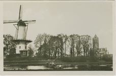 THO-P-3 Groeten uit Tholen. Het bolwerk en de vest te Tholen met molen De Hoop en de toren van de Nederlandse Hervormde ...