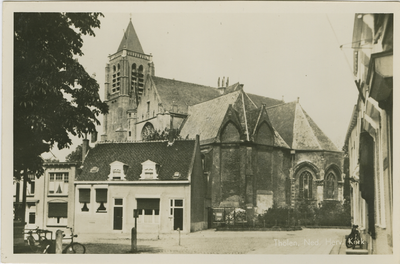 THO-P-5 Tholen, Ned. Herv. Kerk. De Nederlandse Hervormde kerk aan het Kerkplein te Tholen, gezien vanaf de Markt