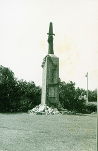 TNZ-22 Terneuzen, Monument voor de gevallen 1940-45, Westsluis. Monument voor de gevallen 1940-1945 bij de Middensluis ...